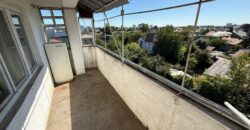 Proprietate deosebită în Ploiești – apartament cu 4 camere, un singur apartament pe nivel, boxă generoasă și cotă de teren 145 mp