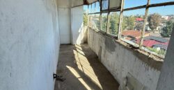 Proprietate deosebită în Ploiești – apartament cu 4 camere, un singur apartament pe nivel, boxă generoasă și cotă de teren 145 mp