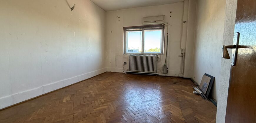 Proprietate deosebită în Ploiești – apartament cu 4 camere, un singur apartament pe nivel, boxă generoasă și cotă de teren 145 mp