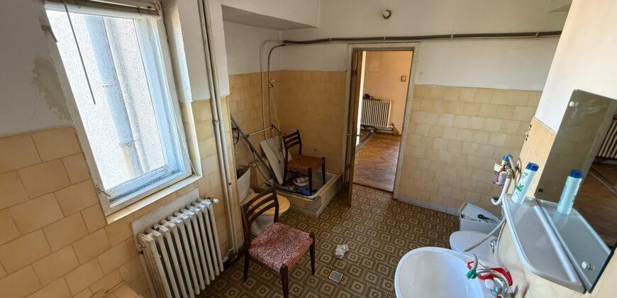 Proprietate deosebită în Ploiești – apartament cu 4 camere, un singur apartament pe nivel, boxă generoasă și cotă de teren 145 mp