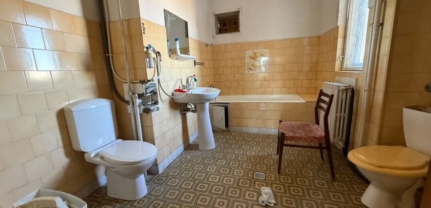 Proprietate deosebită în Ploiești – apartament cu 4 camere, un singur apartament pe nivel, boxă generoasă și cotă de teren 145 mp