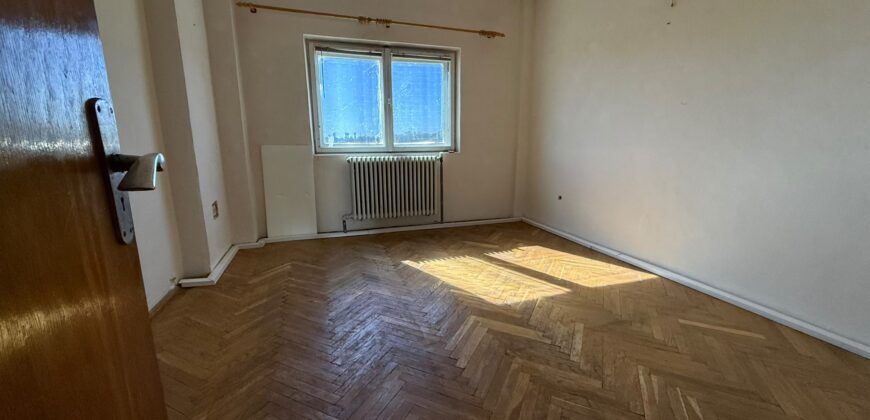 Proprietate deosebită în Ploiești – apartament cu 4 camere, un singur apartament pe nivel, boxă generoasă și cotă de teren 145 mp
