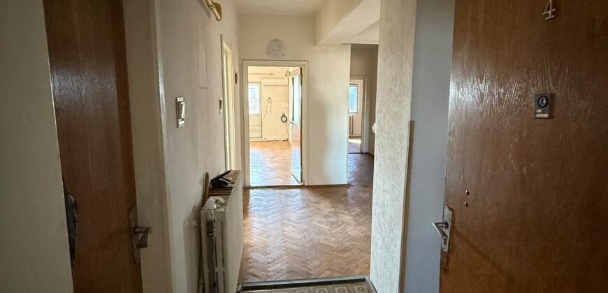 Proprietate deosebită în Ploiești – apartament cu 4 camere, un singur apartament pe nivel, boxă generoasă și cotă de teren 145 mp