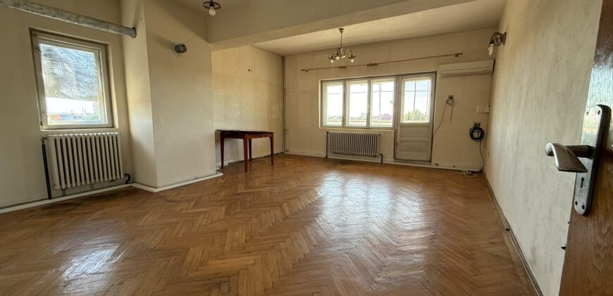 Proprietate deosebită în Ploiești – apartament cu 4 camere, un singur apartament pe nivel, boxă generoasă și cotă de teren 145 mp